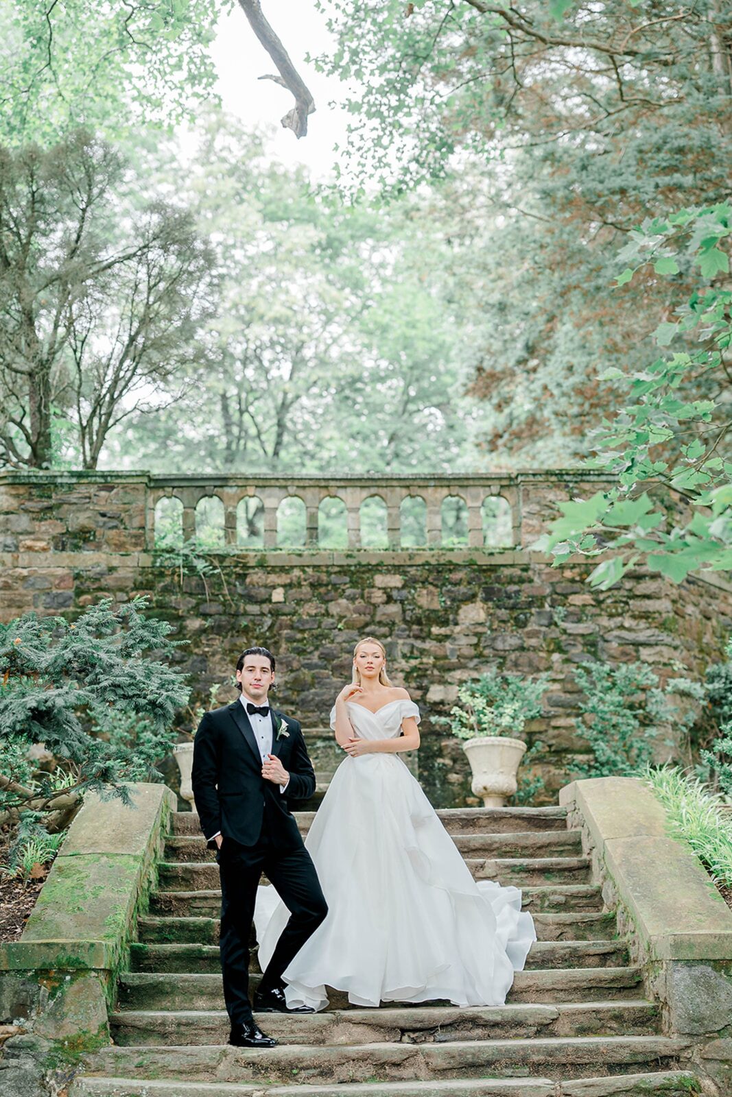 Romantic bride and groom portraits in Parque Ridley Creek gardens.