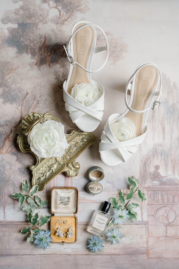 Bride getting ready in vintage blue and cream at Parque Ridley Creek.