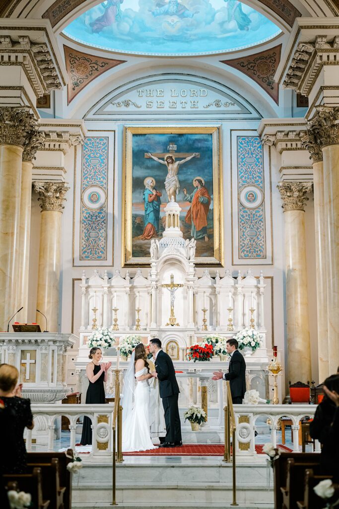 A Philadelphia Catholic Wedding Ceremony in Old City 